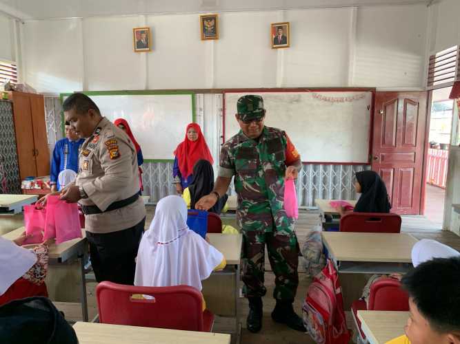 Sertu Anton Babinsa Tembilahan Hilir Dukung Pendampingan Kegiatan Makan Sehat Bergizi oleh SPPG Kecamatan Tembilahan