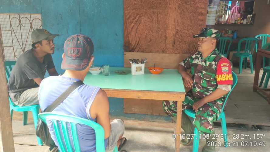 Babinsa Lakukan Komsos dengan Berbaur dan Berinteraksi