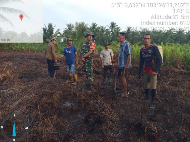 Serma H.Situmorang Bersama Masyarakat  Padamkan Titik Karhutlah