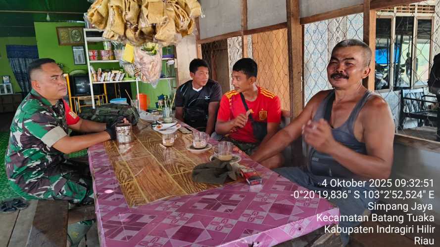 Babinsa  Simpang Jaya Perkuat Sosialisasi Kebersihan Lingkungan di Musim Penghujan