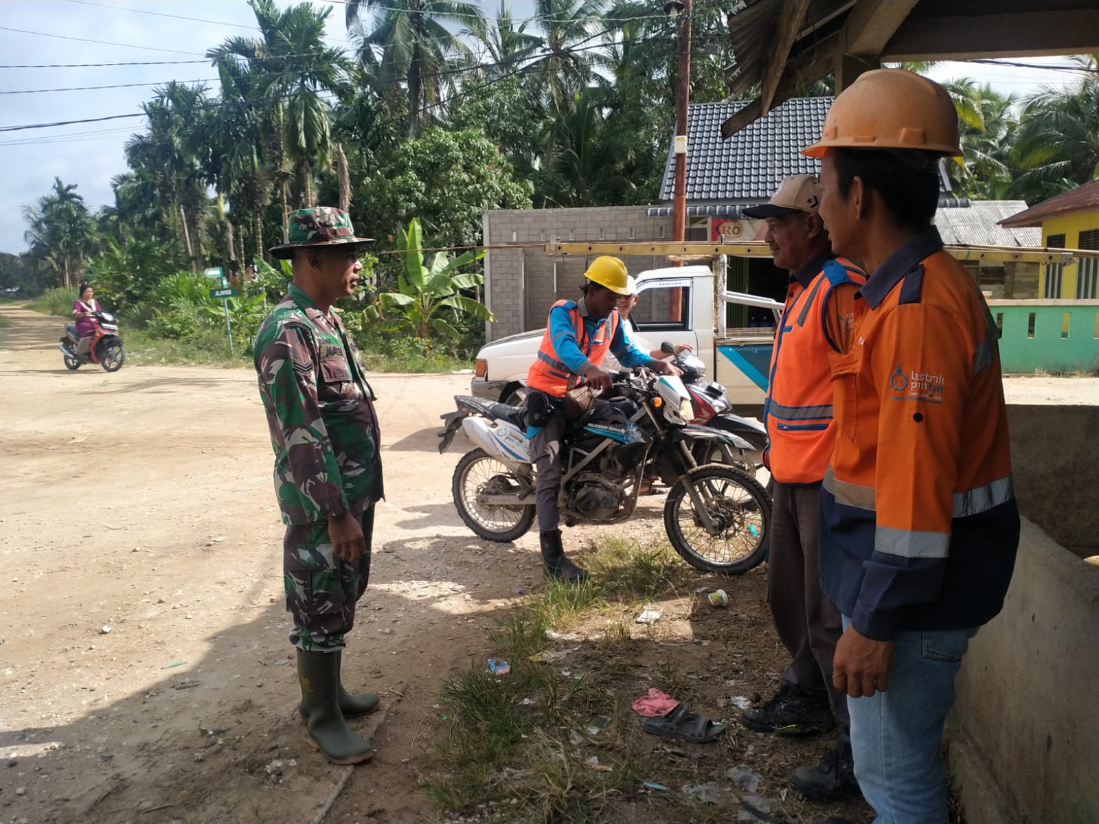 Babinsa Sialang bersama Tim PLN Lakukan Pembersihan Jaringan Aliran