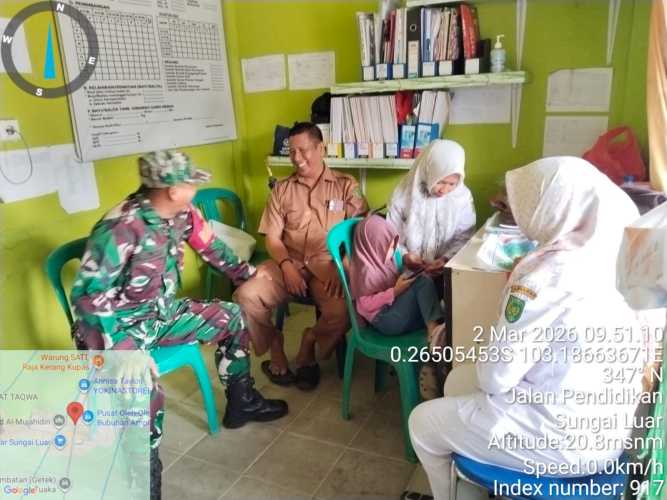 Babinsa Sungai Luar Laksanakan Komduk Bersama Nakes Pustu Demi Kelancaran Pelayanan