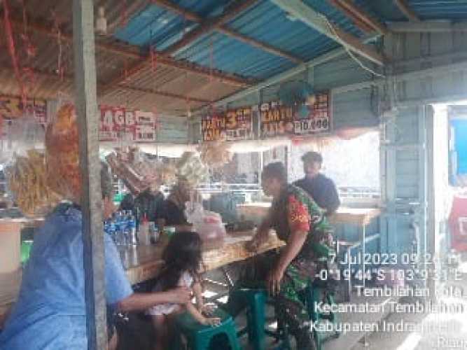 Babinsa Kota Serda Suratno Temu Ramah Bersama Warga Pasar Tembilahan