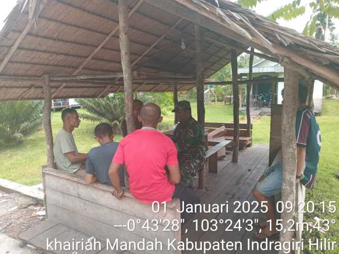 Babinsa Koramil 08/MDH Mulai Tahun Baru dengan Komsos di Kelurahan Khairiah Mandah