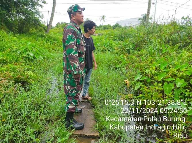 Cegah wabah DBD di Musim Penghujan, Serda Ahmad Feri Fahrudin Cek Kondisi Drainase Lingkungan