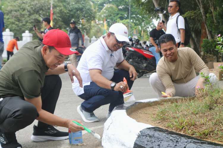 Luncurkan Program Kamis Bersih, Pj Bupati Turun Langsung Gotong Royong ke Jalan