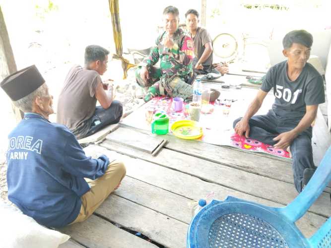 Babinsa Koramil 01/Tembilahan  Melaksanakan Komsos untuk Tingkatkan Kebersamaan dengan Masyarakat
