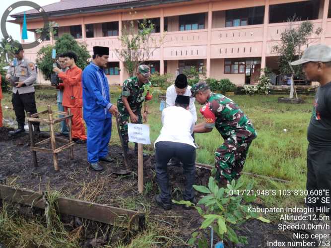 Danramil 01/Tembilahan di wakili  Danposramil Peltu Jaharzam Laksanakan Program Penghijauan