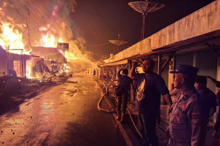 Di Tengah Suasana Tarawih, Api Bakar 13 Kios Pasar Peranap
