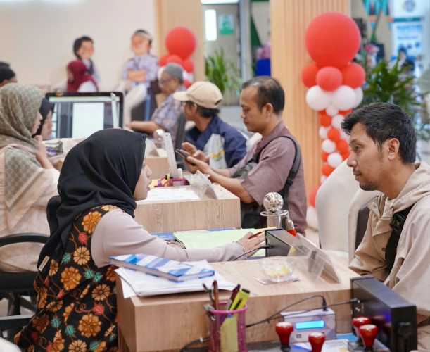 Di Tengah Kesibukan, Warga Manfaatkan PELATARAN untuk Urusan Pertanahan saat Akhir Pekan