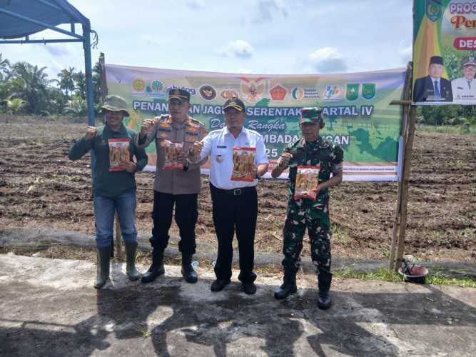 Danramil 11/Pulau Burung Hadiri Kegiatan Penanaman Jagung Serentak Kuartal IV Ketahanan Pangan Polri di Desa Mayang Sari Jaya