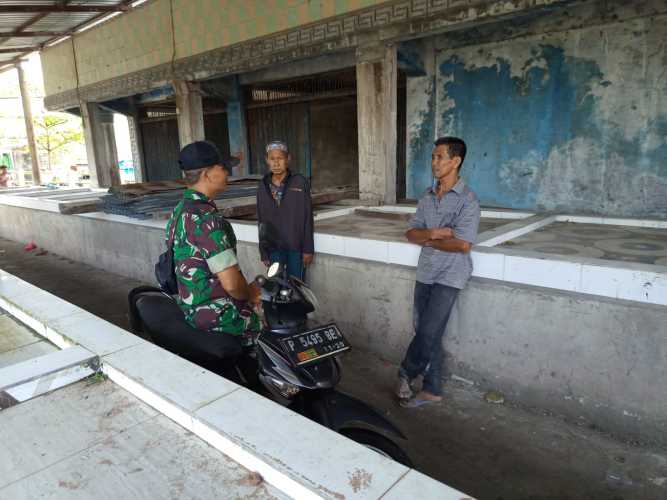 Babinsa Koramil 01/Tembilahan Jaga Stabilitas Harga Kebutuhan Pokok Selama Ramadan