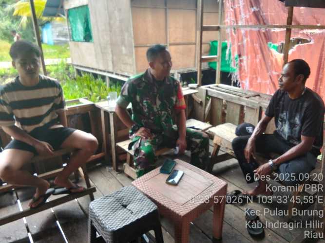 Babinsa Pulau Burung Laksanakan Imbauan  terkait sanitasi Hadapi  Musim Penghujan