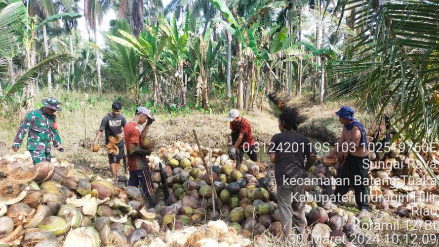 Serka Hepi Martison Dengarkan Keluhan Petani Sebelum Lebaran