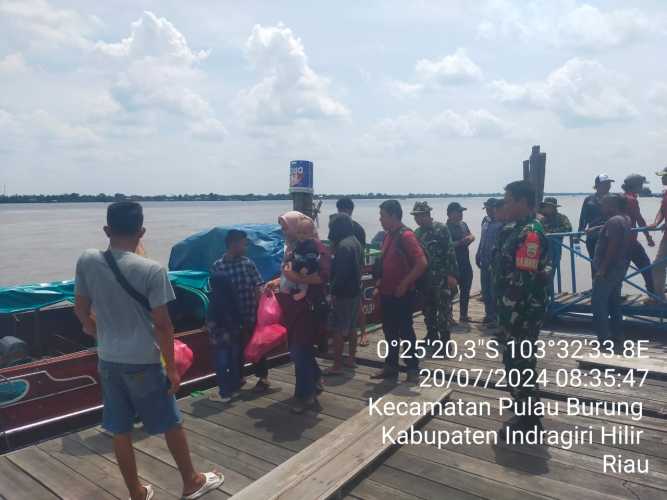 Kuatkan Puanter di Area Pelabuhan, Babinsa Cek Manifes Penumpang Kapal