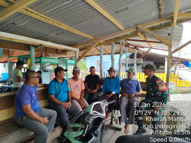 Babinsa Mandah mendorong warga agar bijak dalam bermedia sosial