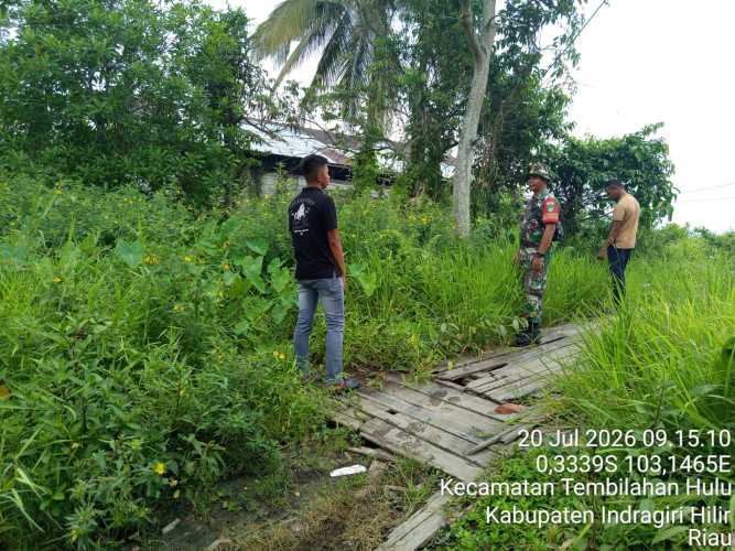 Babinsa Tembilahan Hulu Gelar Patroli Pencegahan Karhutla di Kawasan Pemukiman
