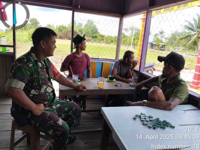 Babinsa Koramil 01/Tbh Kodim 0314/Inhil Bincang Keakraban dengan Pemuda Desa Sungai Intan untuk Wujudkan Kemajuan Bersama