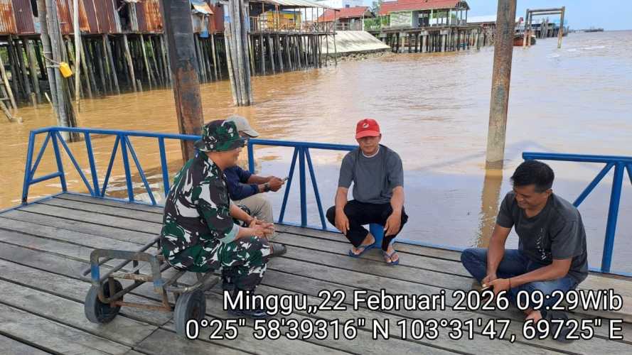 Babinsa Pulau Burung Jaga Harmoni dan Keamanan Kawasan Pelabuhan Desa Sungai Danai