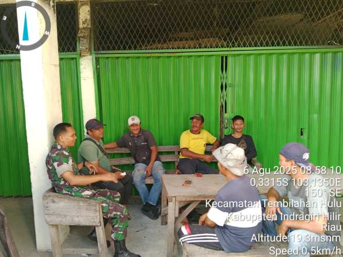 Babinsa Serda Ronald Manalu Jalin Silaturahmi dan Jaga Keselamatan Pekerja di Terminal Tembilahan Hulu