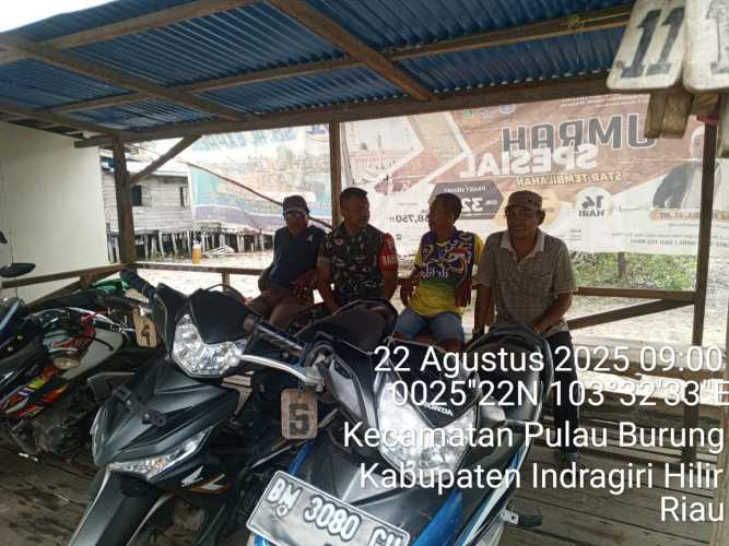 Babinsa Pulau Burung Laksanakan Manuver Komsos Jaga Stabilitas Sosial Warganya