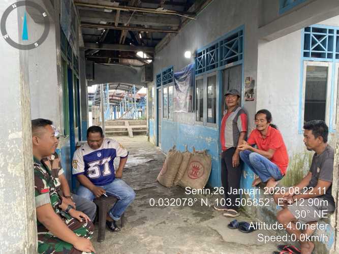 Babinsa Koramil 08/Mandah Ajak Warga Daftar TNI AD Secara Online, Masuk Gratis Tanpa Biaya