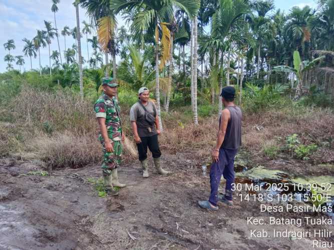 Babinsa Batang Tuaka Fokus Patroli dan Sosialisasi Karhutla di Desa Pasir Mas Menjelang Lebaran