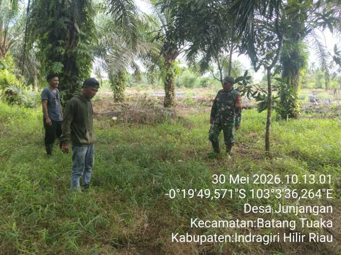 Jaga Normalisasi Karhutla, Babinsa Sungai Junjangan Gandeng Masyarakat Patroli Terpadu