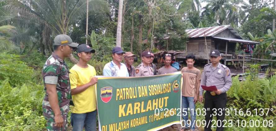 Sertu Siswanto Gelar Sosialisasi Karhutlah dengan Media Cetak Banner