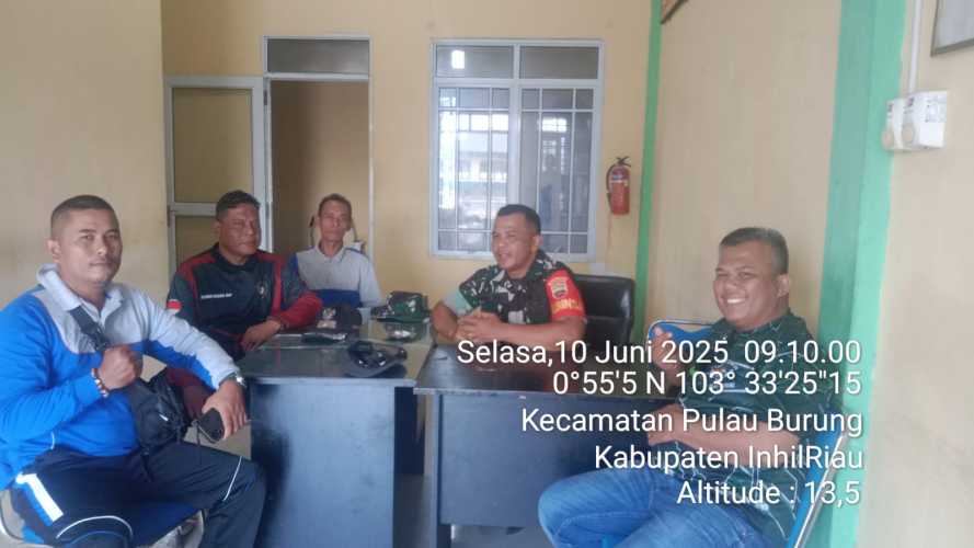 Babinsa Koramil 11/Pulau Burung  Perkuat Sinergi dengan Aparatur Desa Teluk Nibung