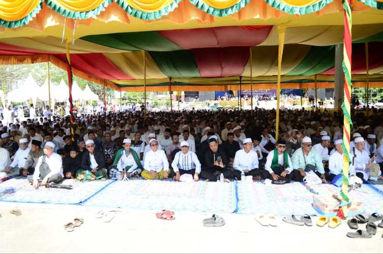 Meski Terik, Ribuan Warga Padati Gema Muharram Inhil Bersama UAS dan Gubri
