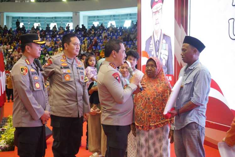 Rumah Dibedah, Warga Pekanbaru Menangis Haru di Depan Wakapolri