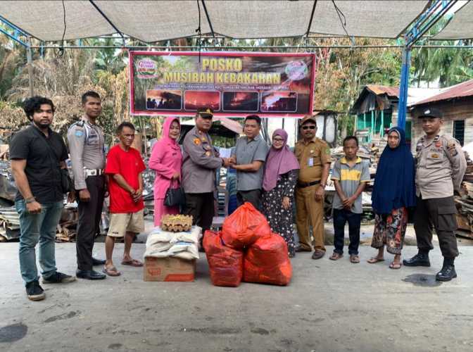 Wujud Rasa Empati dan kepedulian,Kapolsek  Beserta Ketua Ranting  Bhayangkari Polsek Sungai Batang Serahkan Bantuan Kepada Korban Musibah Kebakaran