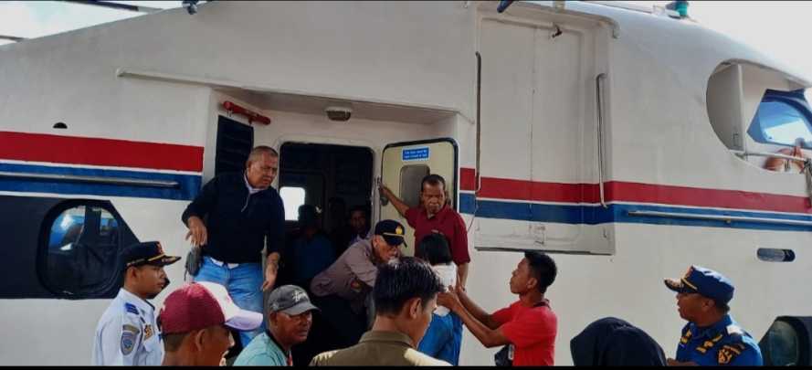 Kapolsek Pulau Burung Tunjukkan Aksi Heroik Saat Amankan Arus Mudik di Pelabuhan 00