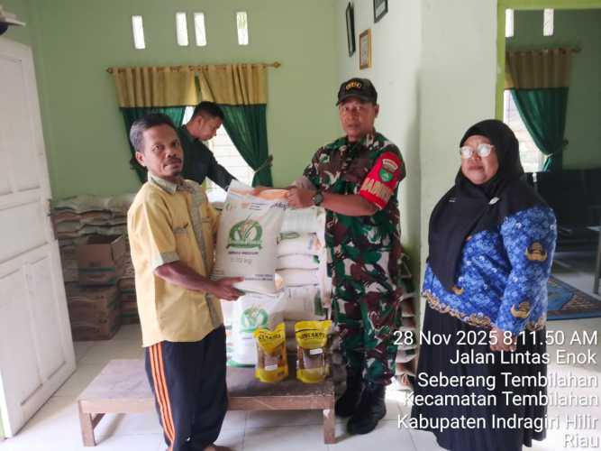 Babinsa Koramil 01/Tbh Kodim 0314/Inhil melaksanakan kegiatan pendampingan penyaluran bantuan sembako bagi masyarakat di wilayah binaannya