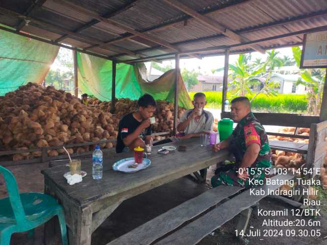 Sertu Syamsir Jalin Kerjasama dengan UMKM Setempat Ciptakan Kebersihan dan Keamanan Lingkungan