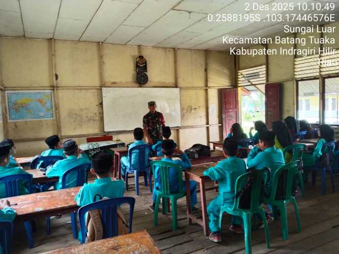 Babinsa Sungai Luar  fokus Edukasi Kebersihan lingkungan menghadapi musim penghujan: