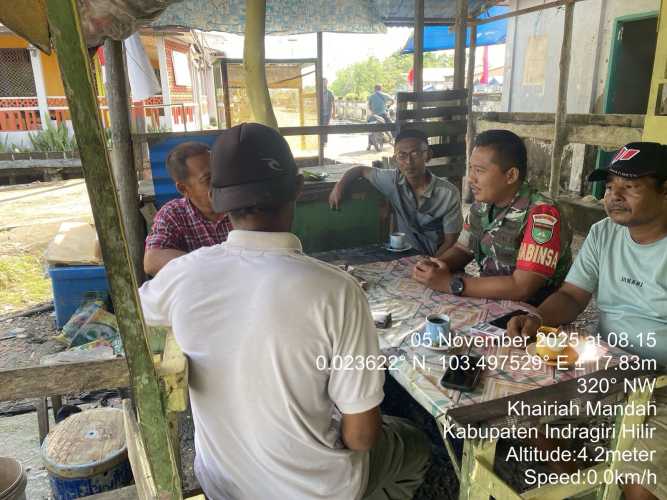 Gencar Komunikasi Sosial, Babinsa Koramil 08/Mandah Perkuat Silaturahmi dengan Warga