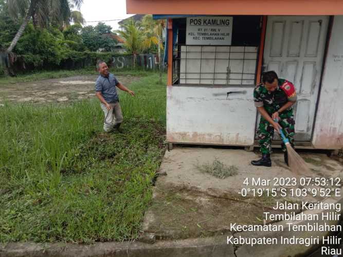 Sertu M.Yasin Bersama Ketua RT Lakukan Pembersihan Siskamling