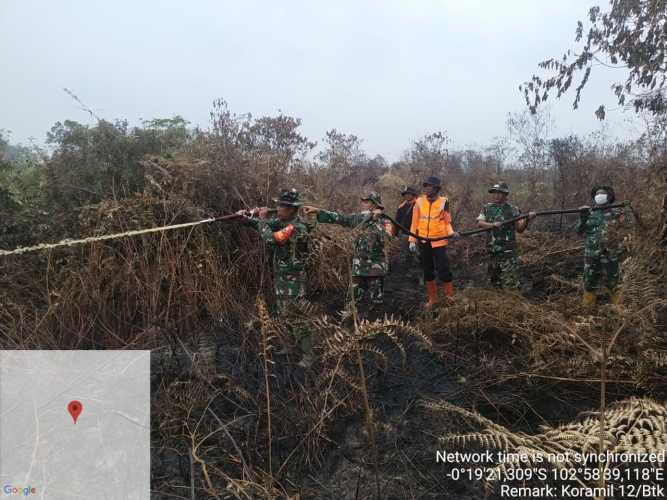 Personil Koramil 12/Batang Tuaka Berhasil Padamkan Titik Api di Desa Kuala Sebatu