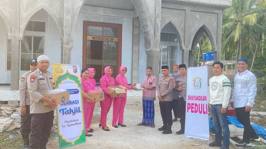 Berbagi Berkah Ramadan, Kapolsek Pelangiran dan Bhayangkari Tebar Takjil untuk Pengurus Musholla