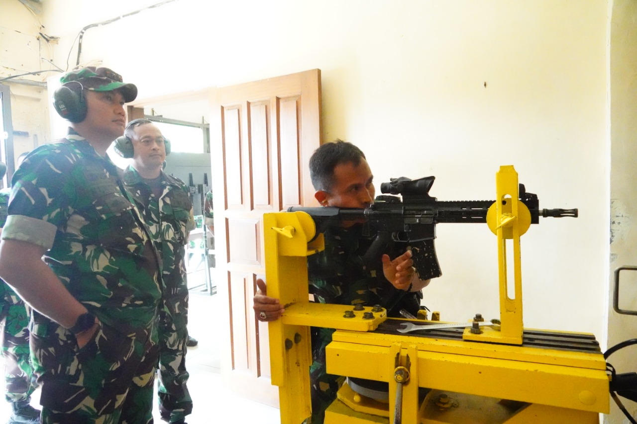 Pangdam III/Siliwangi Tinjau Uji Senjata M-16 A1 Hasil Rekondisi Paldam III/Siliwangi