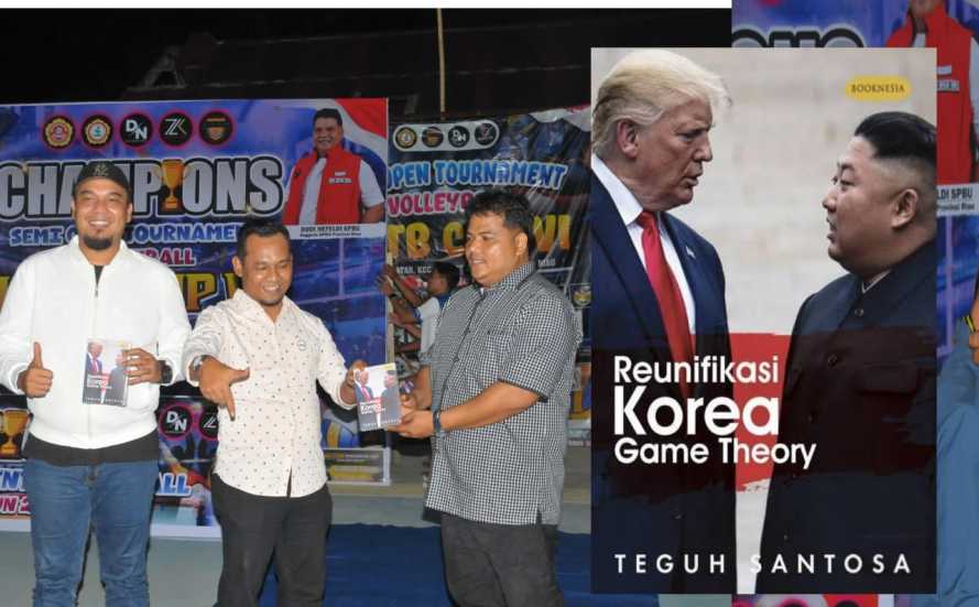 Bupati Inhu dan Anggota DPRD Riau Terima Buku