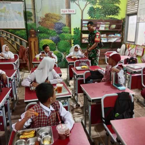 Babinsa Serda Ronal Manalu Tinjau Penyaluran 2.537 Porsi Makan Bergizi Gratis di Tembilahan Hulu