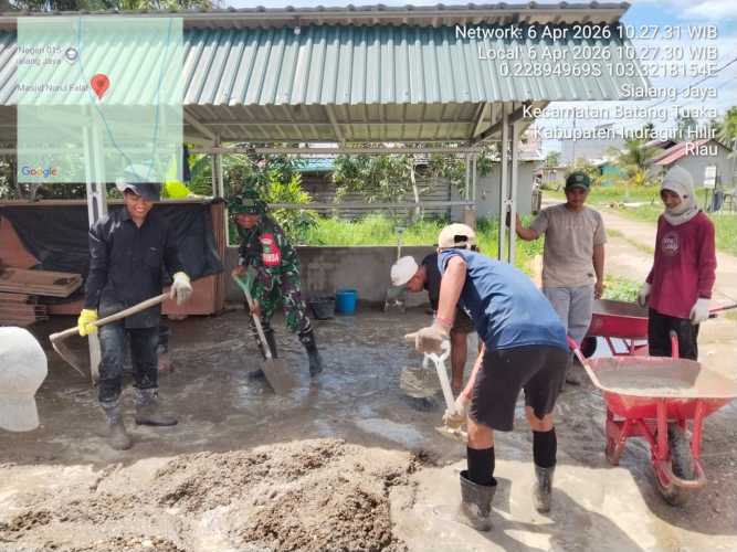 Babinsa Sialang Jaya Turun Tangan, Gotong Royong Perbaiki Jalan Rusak Demi Akses Warga dan Pelajar