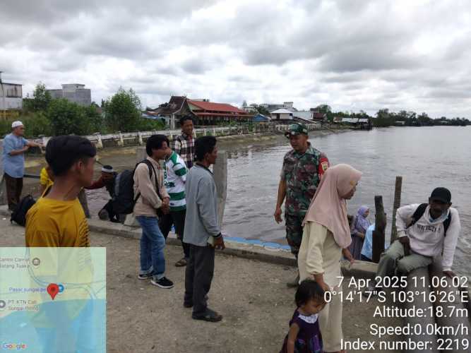 Babinsa Koramil 12/Batang Tuaka Ingatkan Keselamatan Warga di Pelabuhan Sungai Piring Saat Arus Mudik Lebaran