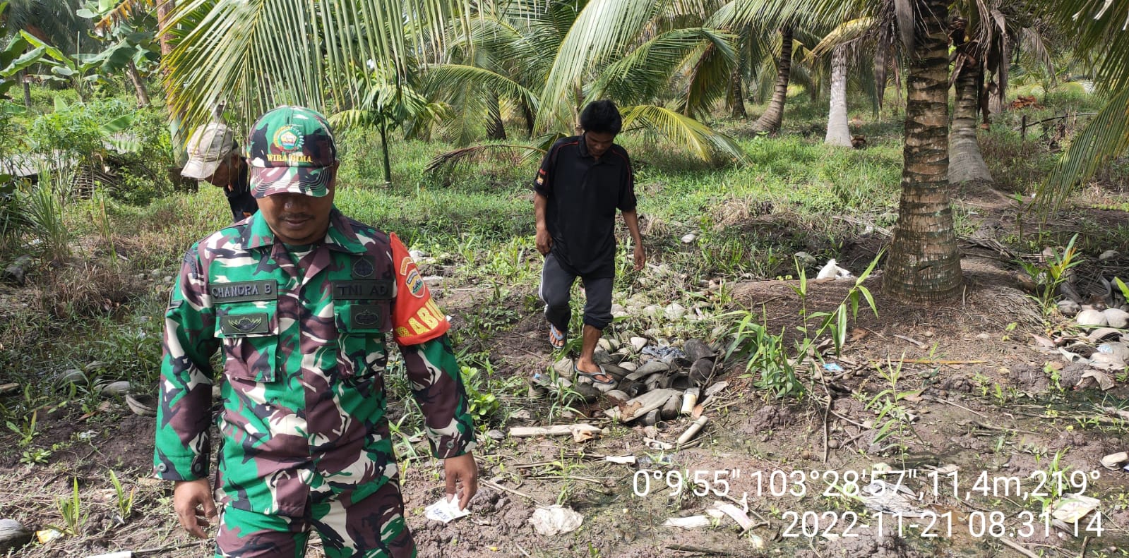 Babinsa Pelangiran Lakukan Manajemen Kontrol Areal Perkebunan Warga