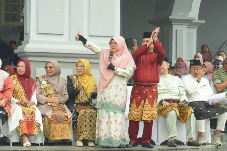 Perdana, 41 Perangkat Daerah Tampilkan Wajah Pelayanan di Pawai HUT ke-27 Siak