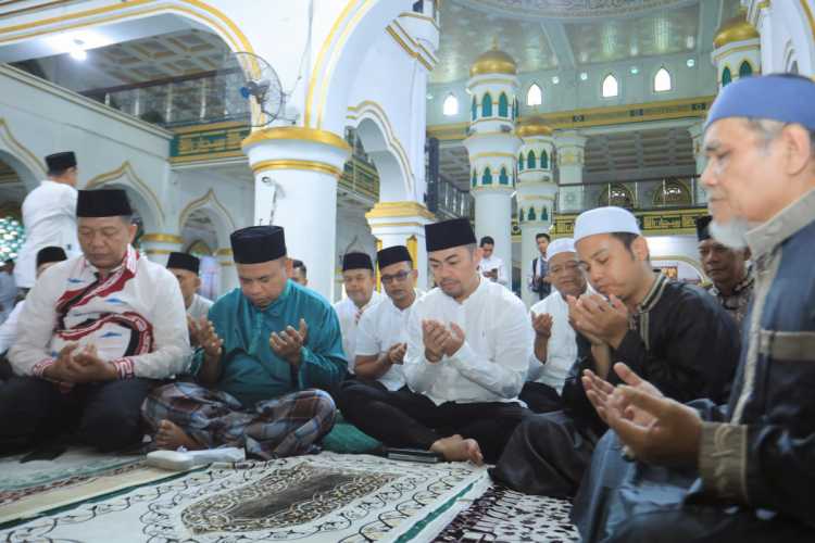 Pj Walikota Salat Jumat Perdana di Masjid Raya Senapelan