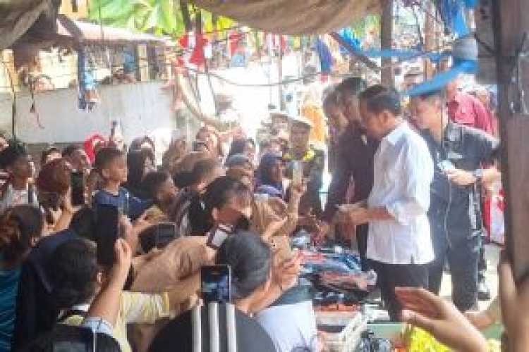 Pak Bas Nawari Pak Jokowi Beli Jengkol Ibu-ibu Pedagang